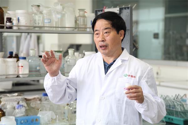喻树迅在讲解实验